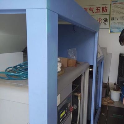 کمپرسور هوا در محل دستگاه جداسازی هوا اکسیژن با بطری پشتیبان